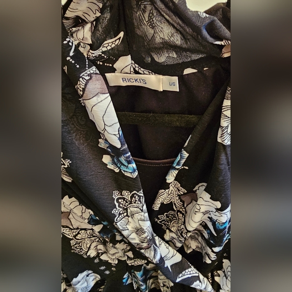 Ricki's Size Large Black/White/Blue Top that ties back! - Picture 2 of 4